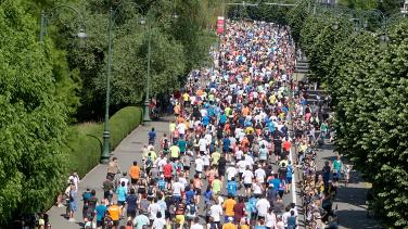 Large crowd of runners participating in Brussels run seen from above.