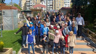 Maltese volunteers with Moldavian NGOs and Ukrainian women and children