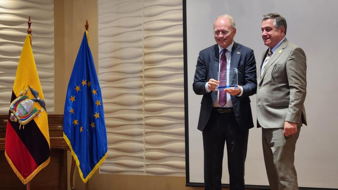 Embajador de la Unión Europea en Ecuador recibe un reconocimiento del Ministro de Trabajo.