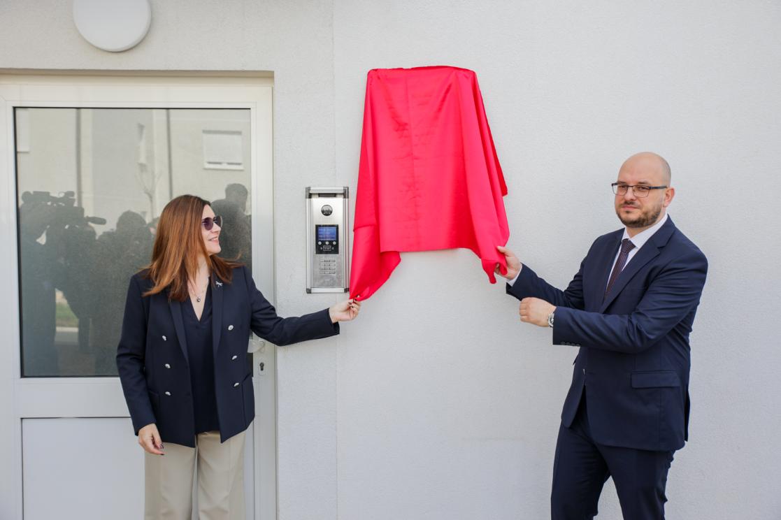 Ambassador Popa and Minister Adrović unveil the RHP plaque at the apartment complex in Vrela Ribnička, Montenegro