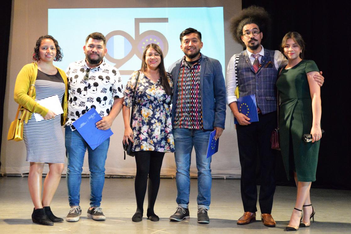 Artistas ganadores del concurso con sus esposas
