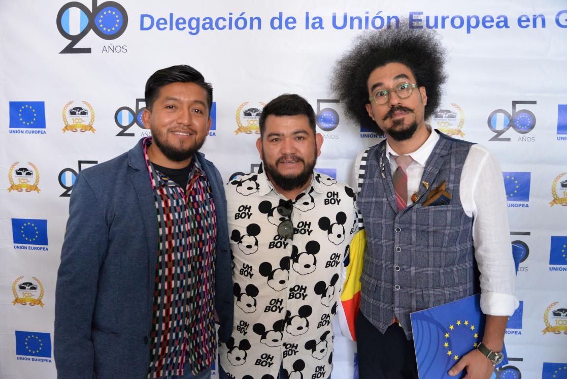 Artistas ganadores del concurso con su obra "Trascendencia"