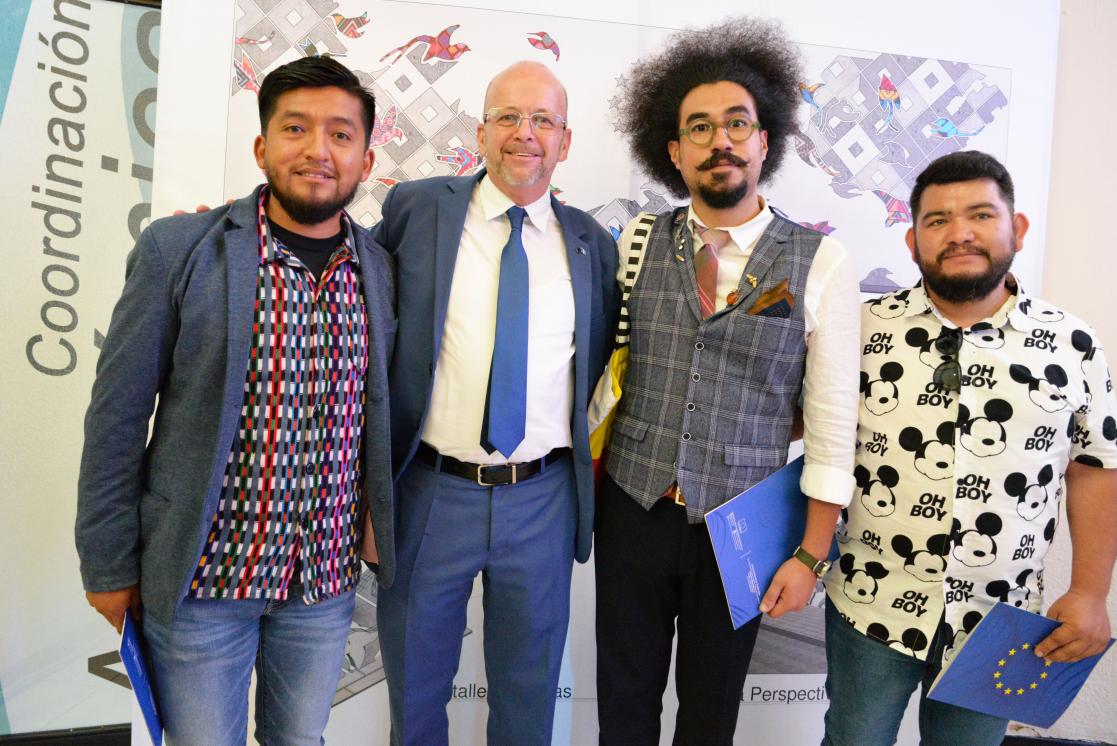 Embajador Thomas Peyker con artistas ganadores del primer lugar