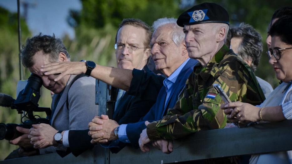 HRVP Josep Borrell observes the Livex exercise with military commanders and VIPs. 