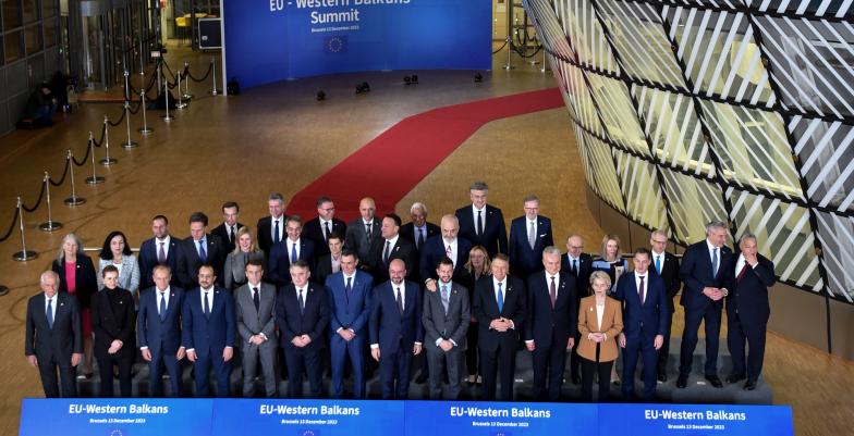 Family photo of 40 or so EU and Western Balkans leadership personnel.