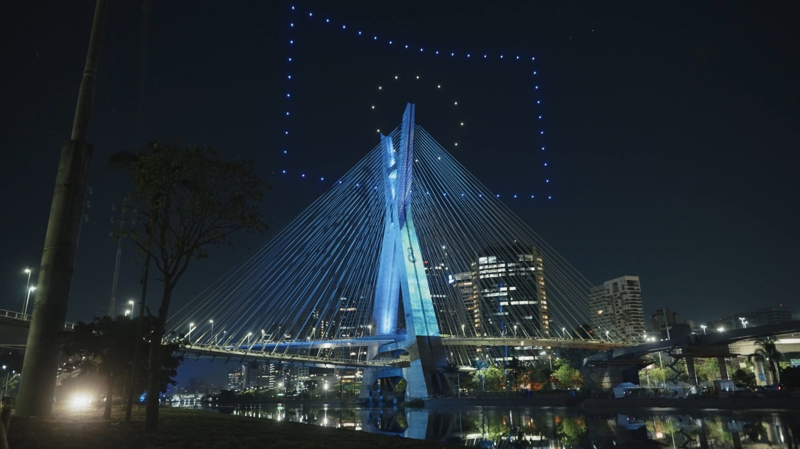 Dia da Europa no Brasil: Iluminação da icônica Ponte Octavio Frias de Oliveira (Ponte Estayada) de São Paulo
