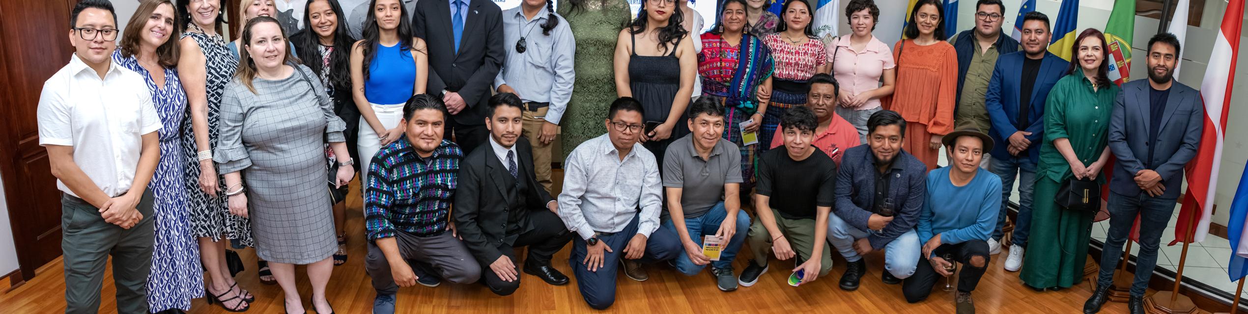 Artistas plásticos guatemaltecos participantes en la exposición de Puertas Abiertas al Arte