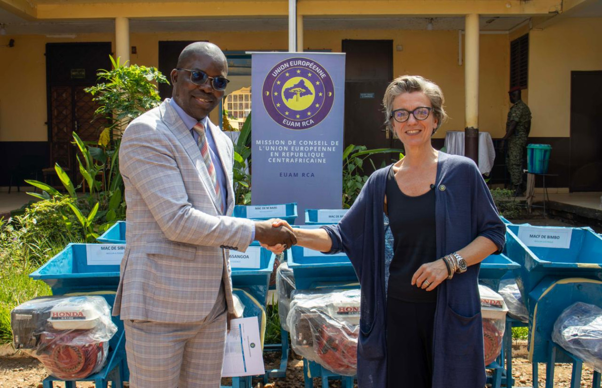 Cérémonie de remise de moulins à manioc