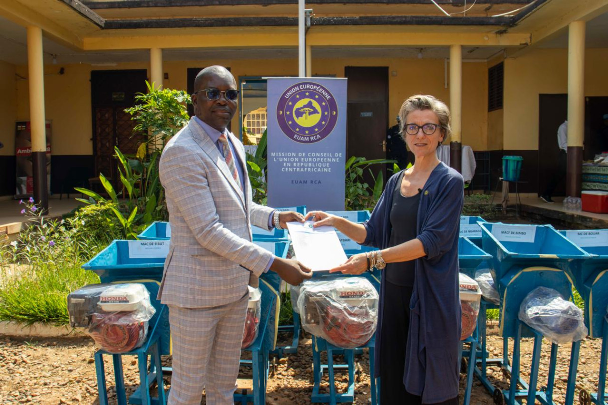 Cérémonie de remise de moulins à manioc