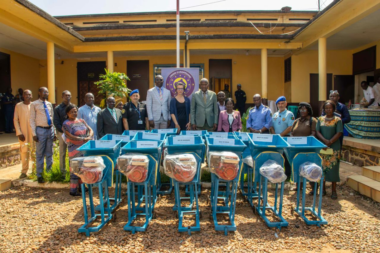 Cérémonie de remise de moulins à manioc