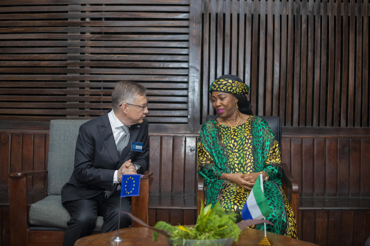 Ambassador Jankowski in a brief chat with First lady mrs. Fatimab Bio