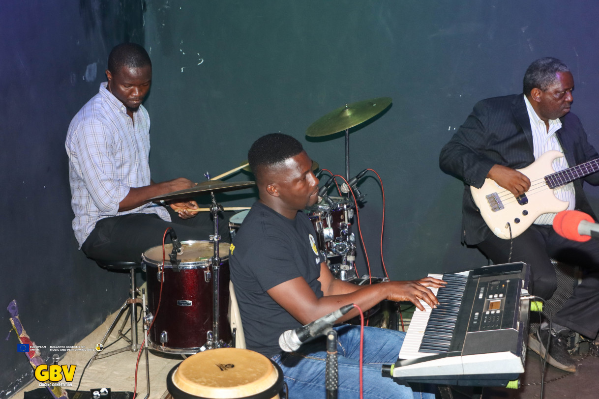 Groovy Colurs bank entertaining the audince at the launch