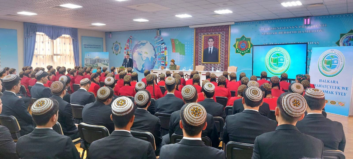 EUSR E. Stiprais deliver a lecture at the International University for Humanities and Development