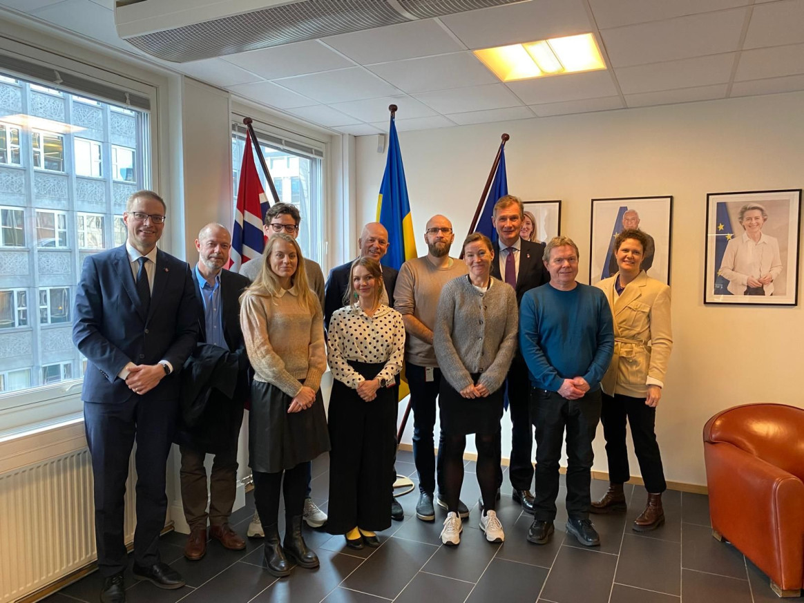 Gruppebilde med Ambassadør Nicolas de la Grandville og ansatte ved Stortingets administrasjon