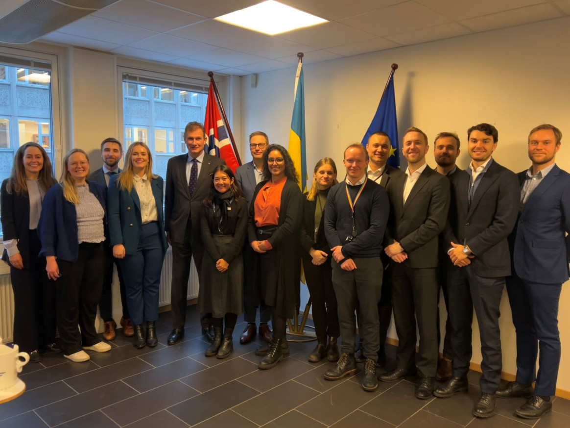 Gruppebilde med Ambassadør Nicolas de la Grandville og Aspiranter ved Utenriksdepartementet