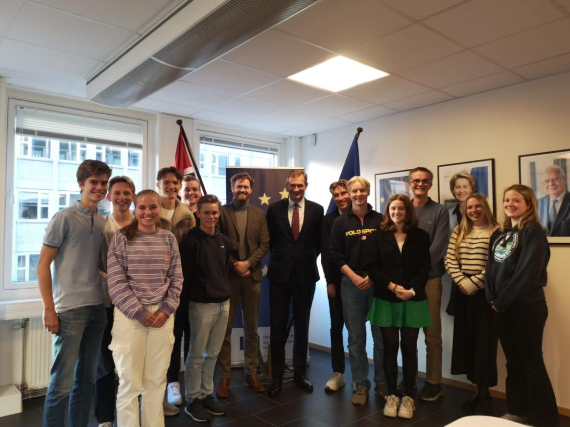 Gruppebilde med Ambassadør Nicolas de la Grandville og medlemmer av Bærum Unge Høyre