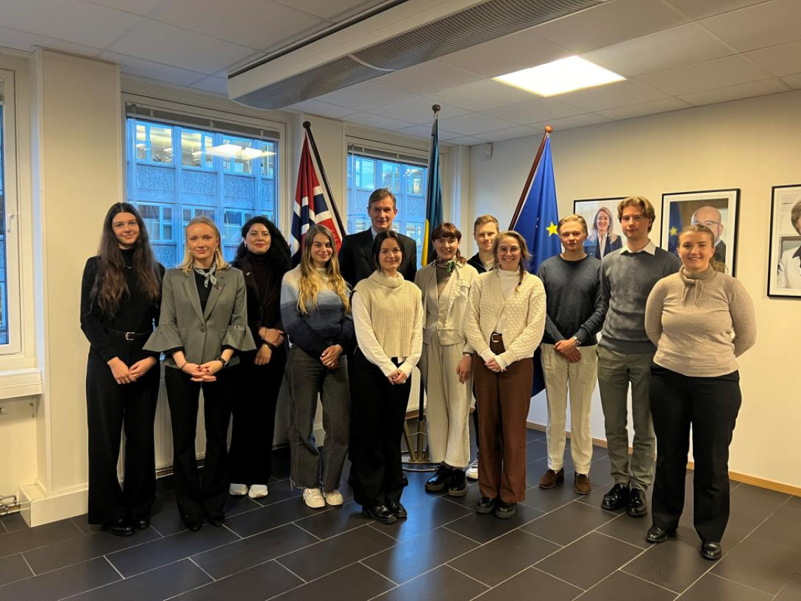 Gruppebilde med Ambassadør Nicolas de la Grandville og medlemmer av Europeiske Studenter 