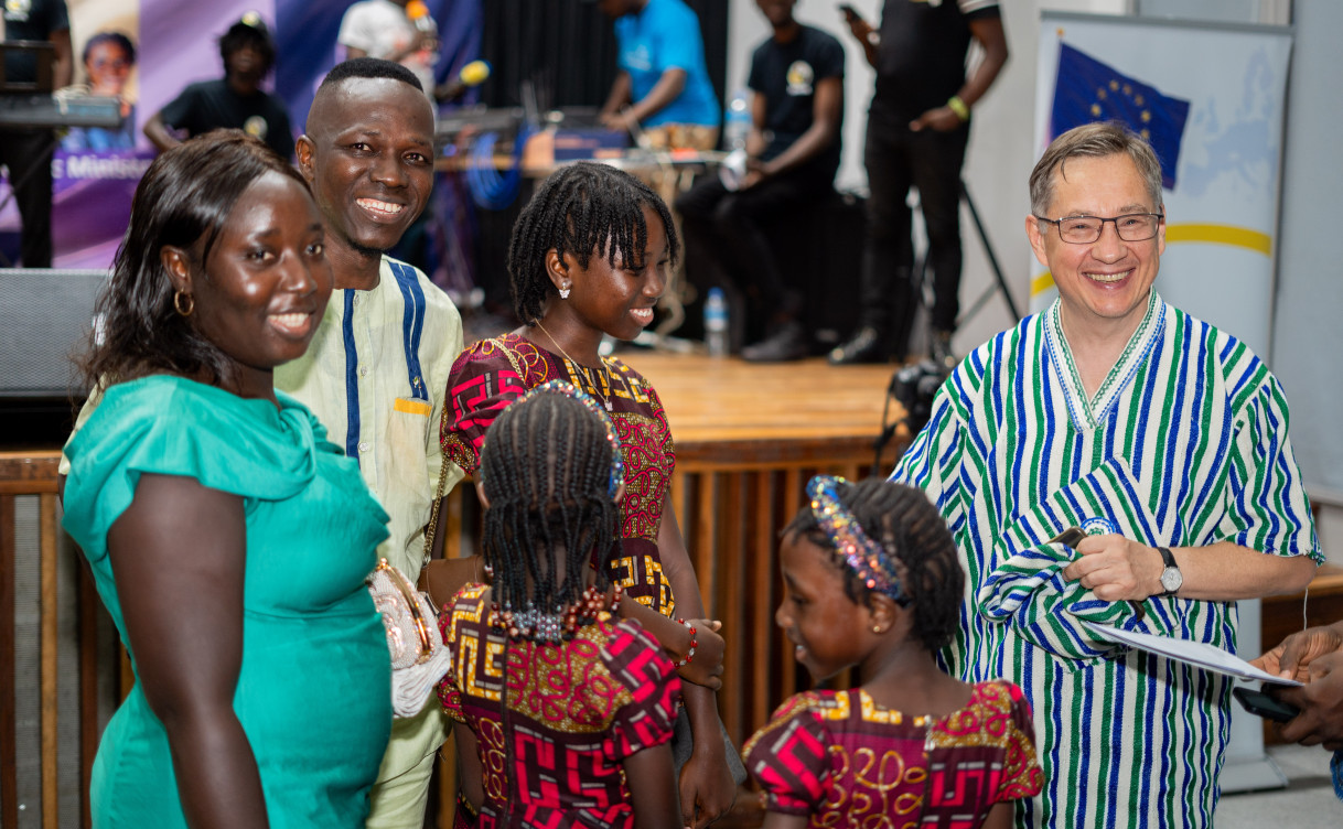 Ambassador Jankowski interacts with guest at the awards gala event