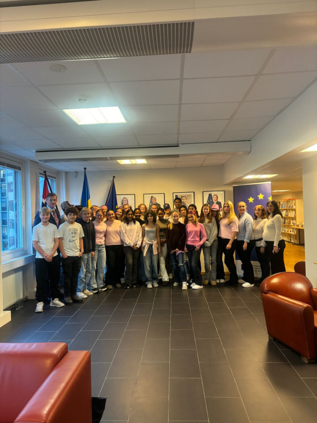 Gruppebilde med Ambassadør Nicolas de la Grandville og Fjellsrud Ungdomsskole