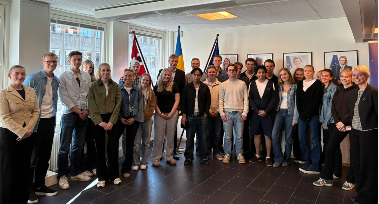 Gruppebilde Ambassadør Nicolas de la Grandville og Kristelig Gymnasium
