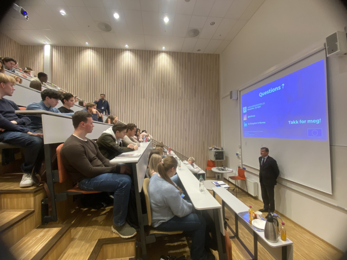 Gruppebilde med Ambassadør Nicolas de la Grandville og elever ved Jessheim videregående skole