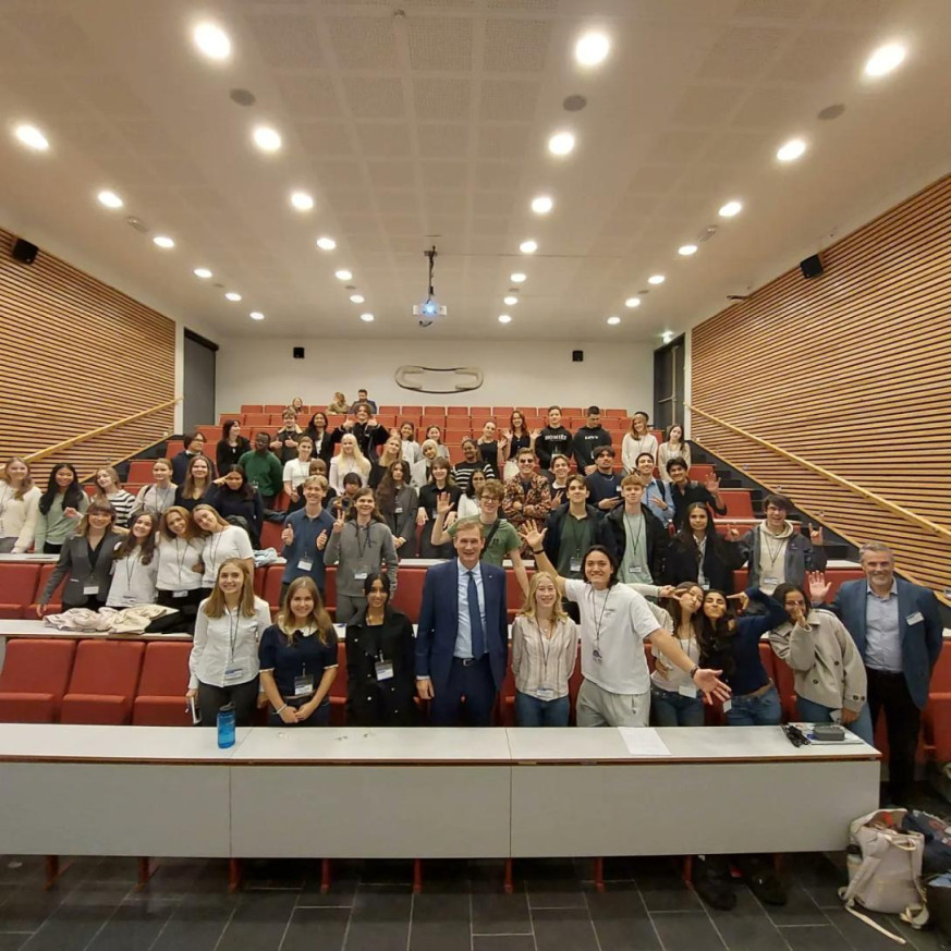 Gruppebilde med Ambassadør Nicolas de la Grandville og elever ved Nesbru videregående skole