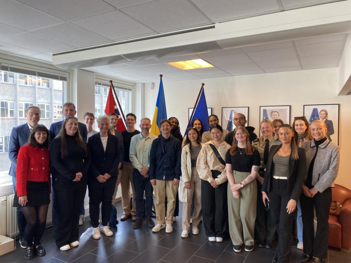 Gruppebilde med Ambassadør Nicolas de la Grandville og studenter ved Oslo Nye Høyskole