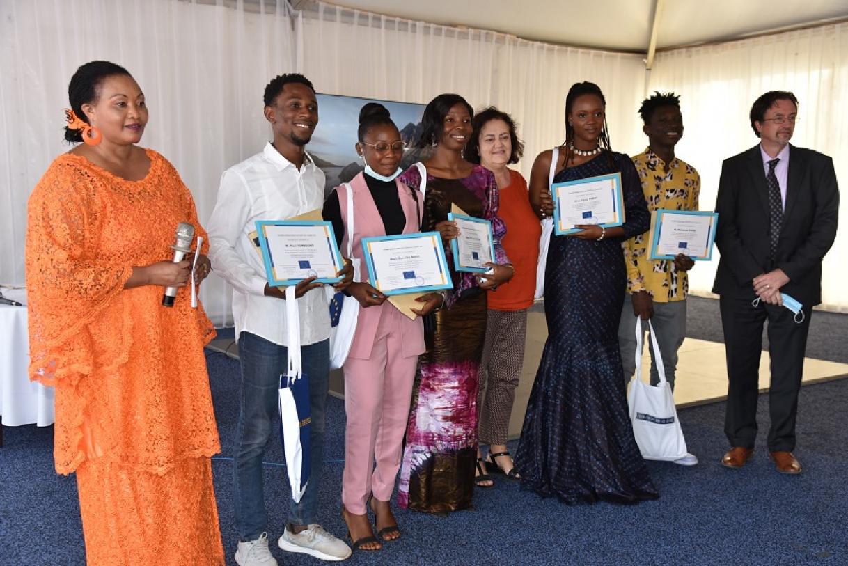 students with certificates 