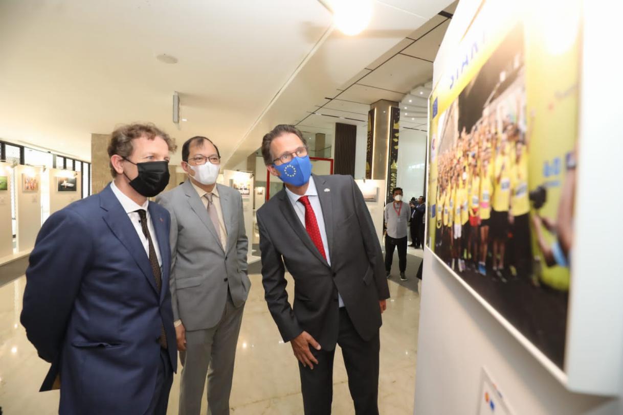 Igor Driesmans, Michael Tene and Gunnar Wiegand