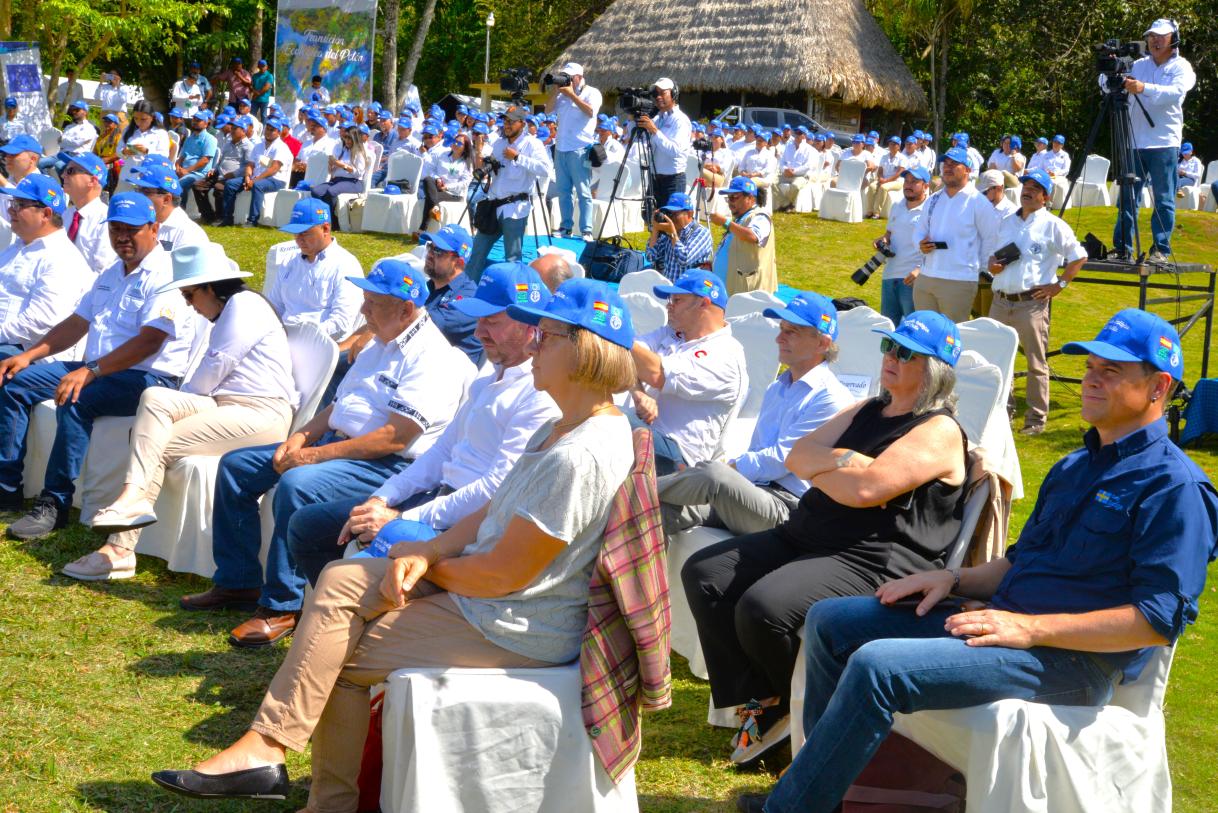 Participantes en el lanzamiento Transición Ecológica Petén