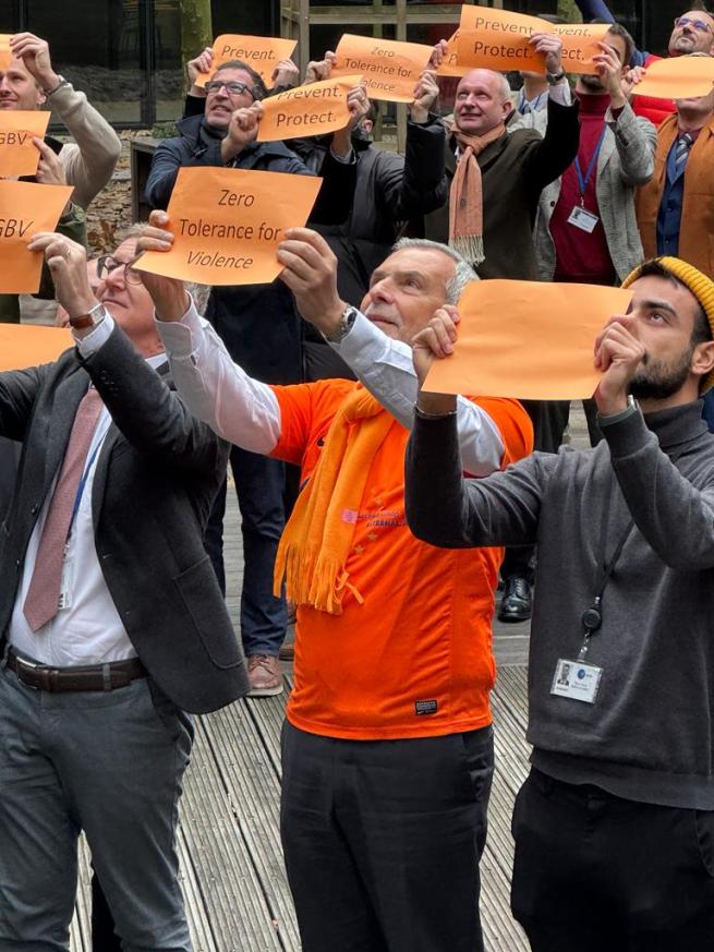 Men at EEAS form O for Zero Tolerance for violence agaisnt women at EEAS courtyard as part of the #16days of activism