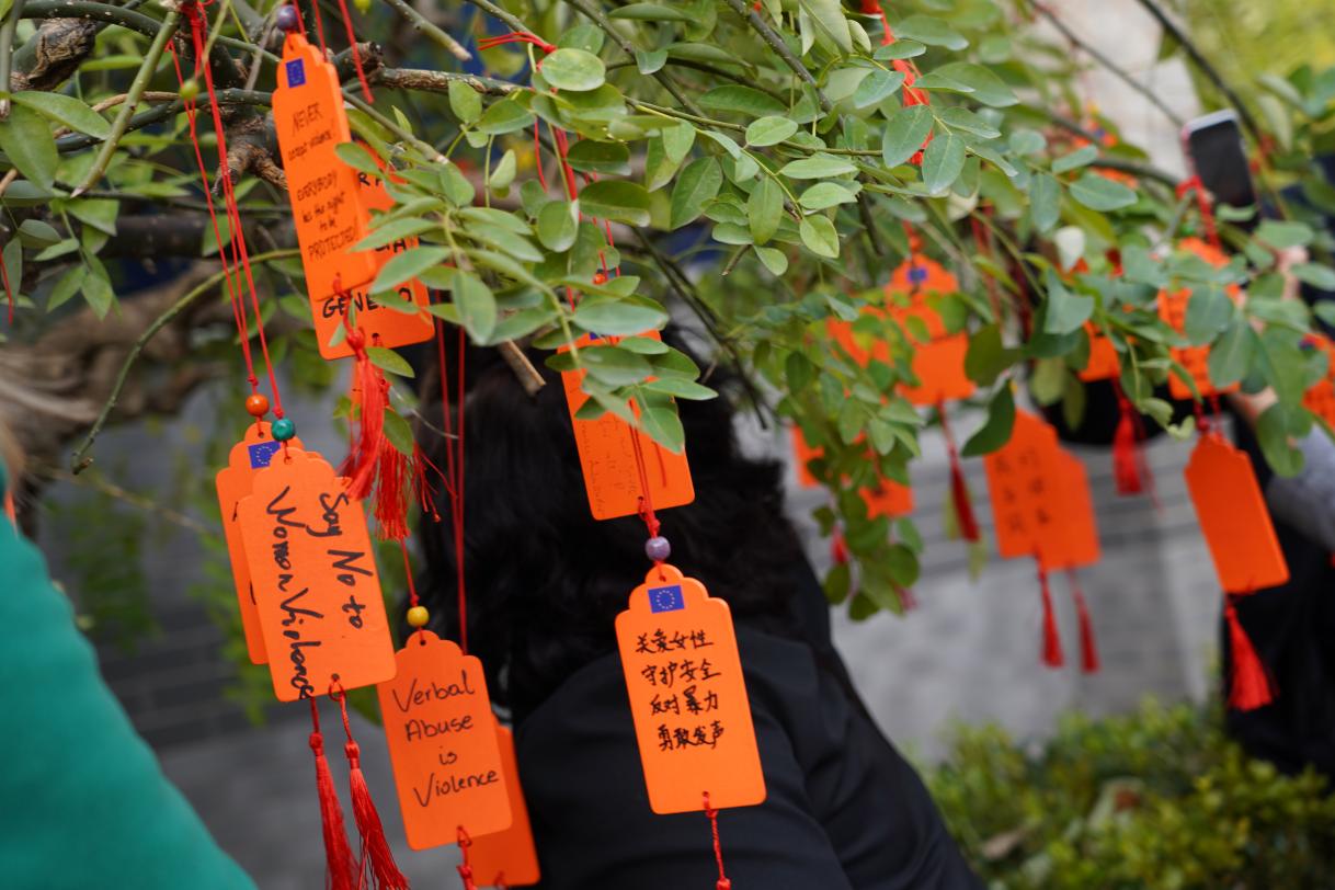 20241125_DELCHN_OrangeDaySolidarityTree (16).JPG