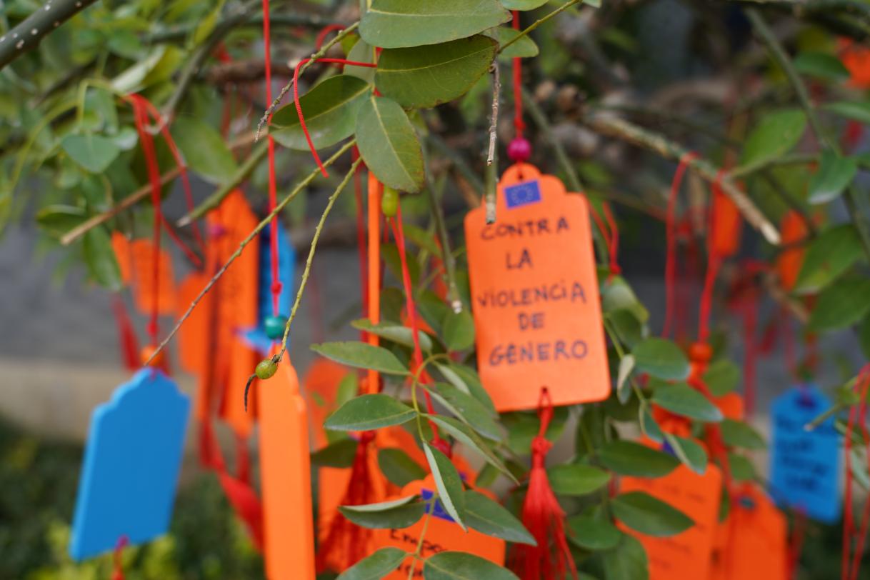 20241125_DELCHN_OrangeDaySolidarityTree (23).JPG