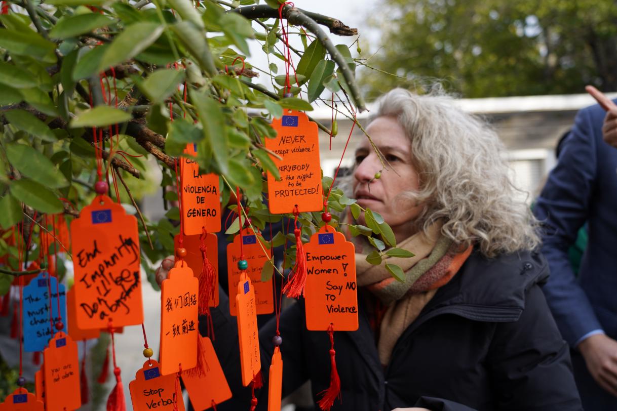 20241125_DELCHN_OrangeDaySolidarityTree (31).JPG