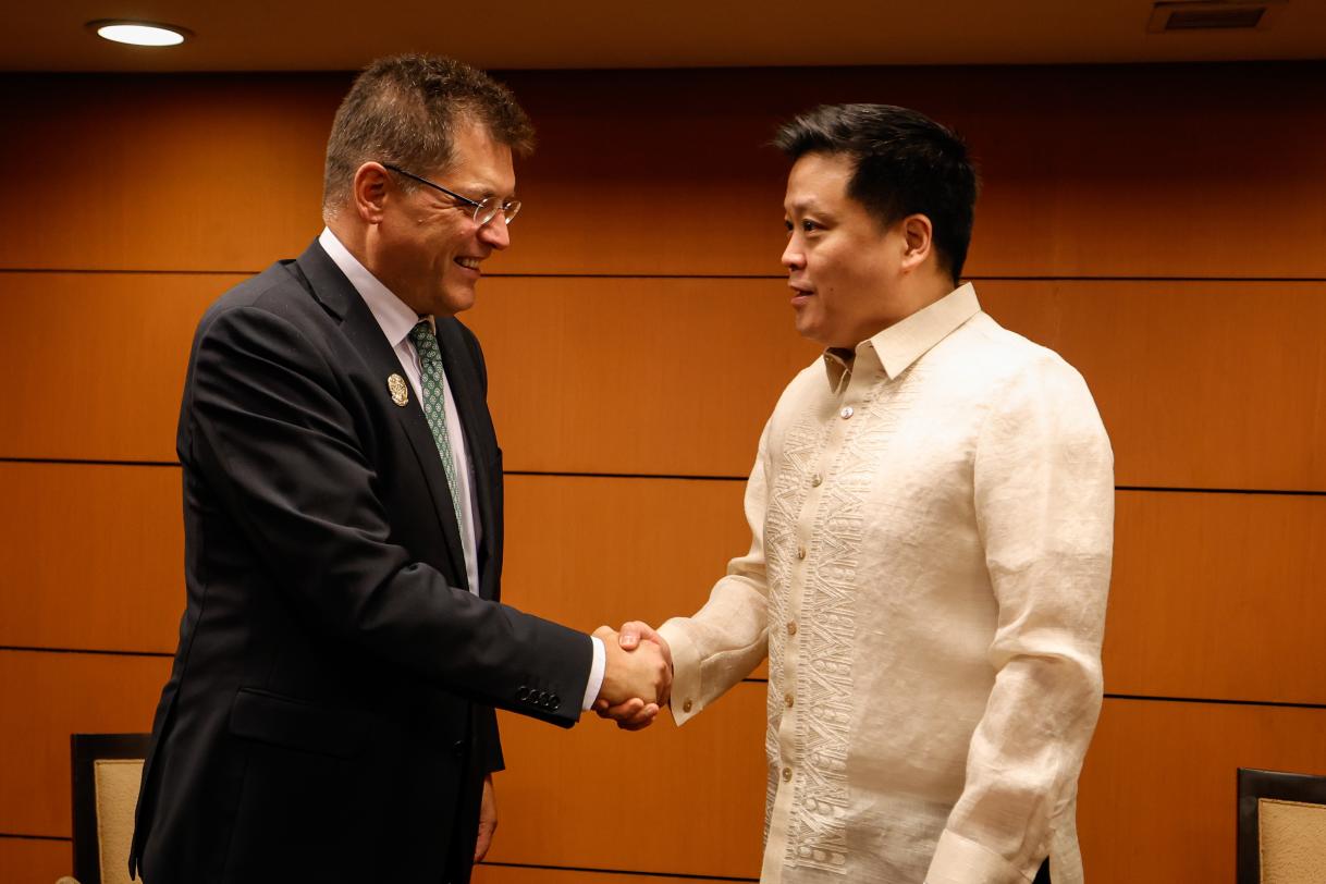 EC Janez Lenarcic and PH Rex Gatchalian, Department of Social Welfare and Development Secretary.jpg