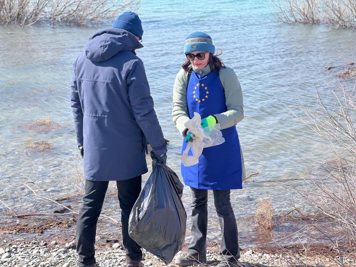 EUDEL staff collecting waste at Geokdepe Lake