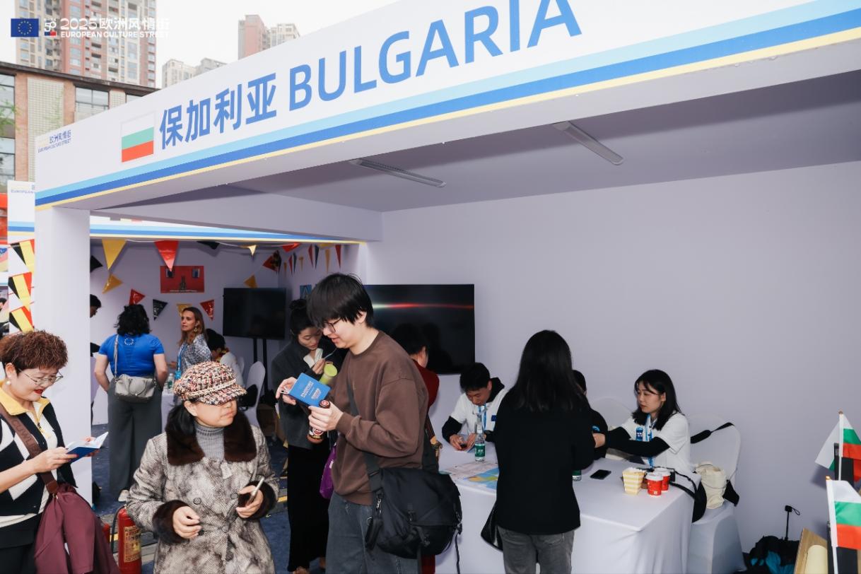 DELCHN_20250412_ECS CD_booths (2).JPG