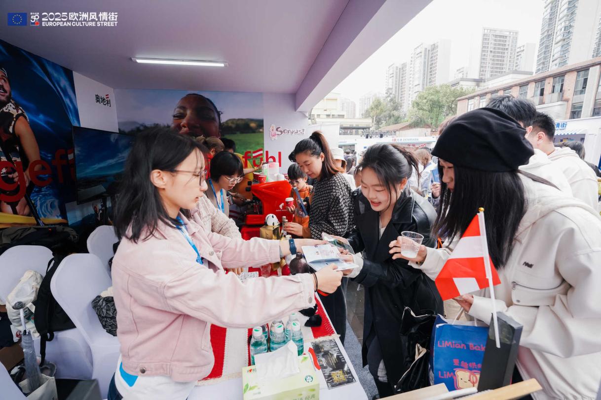DELCHN_20250412_ECS CD_booths (31).JPG