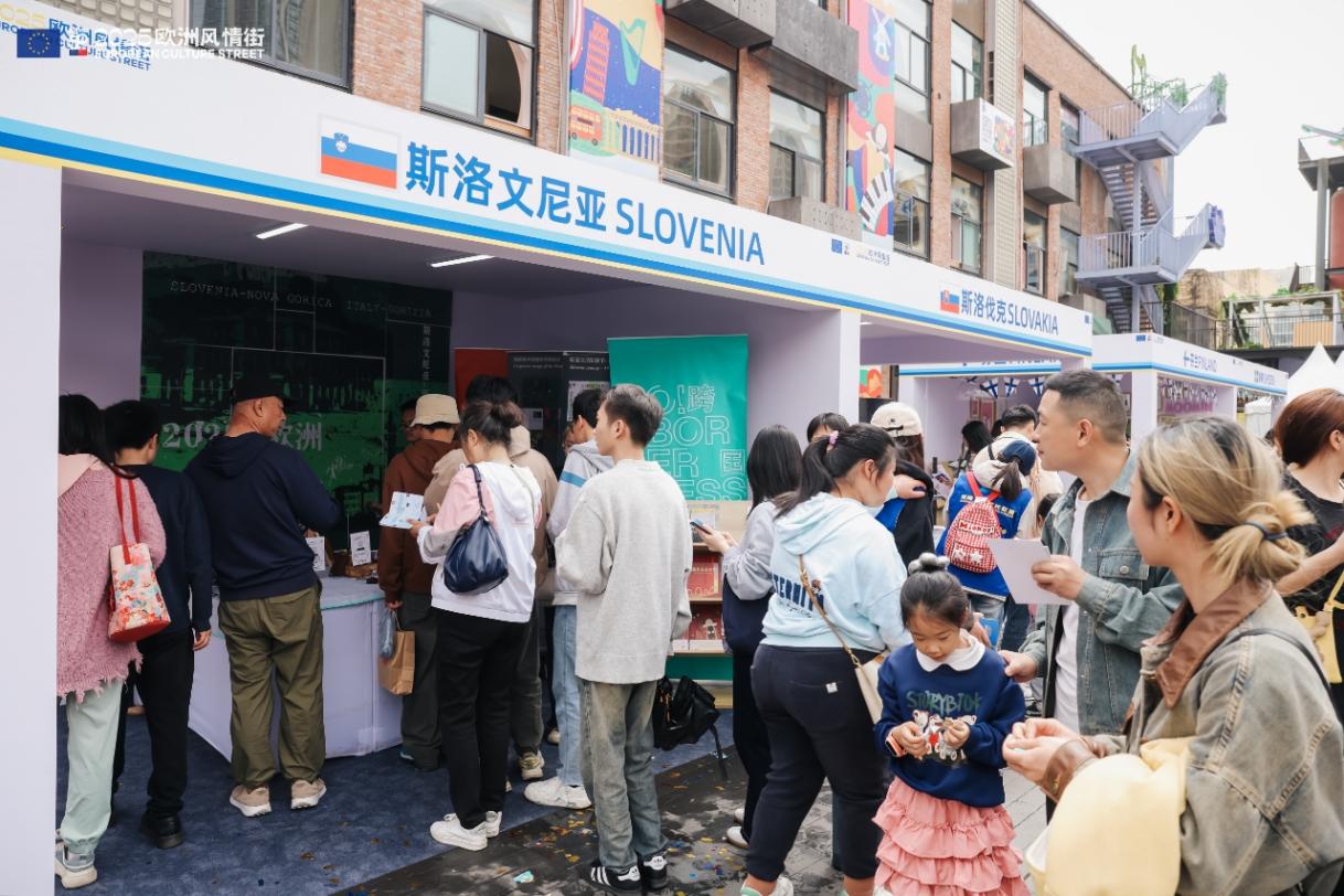DELCHN_20250412_ECS CD_booths (39).JPG