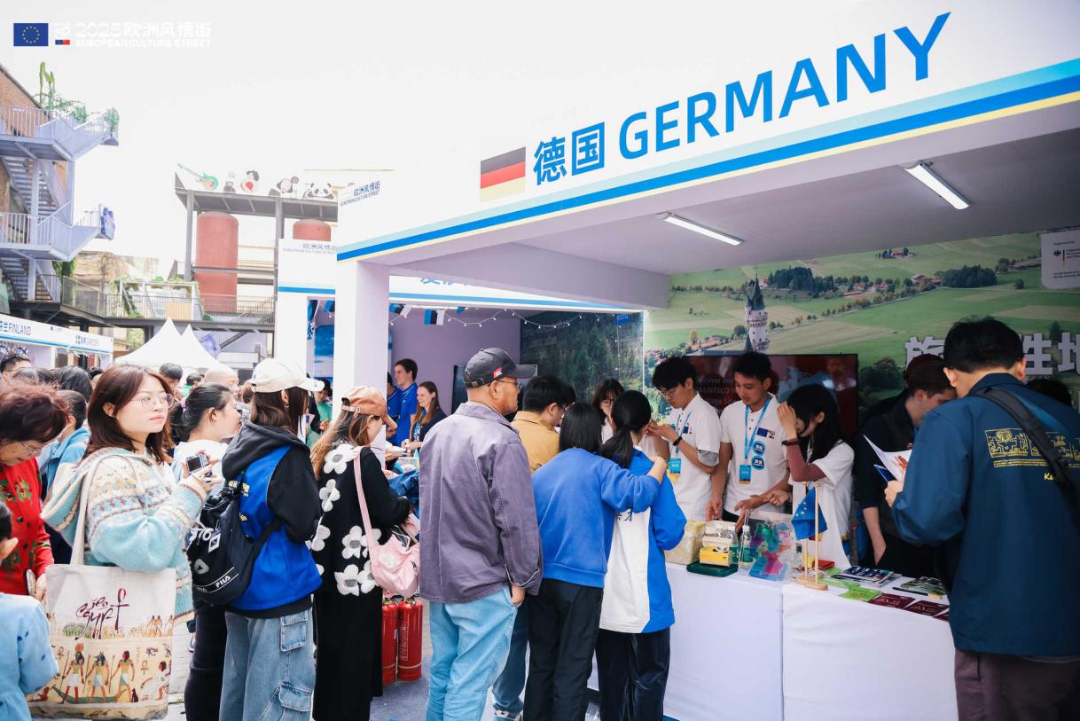 DELCHN_20250412_ECS CD_booths (8).JPG