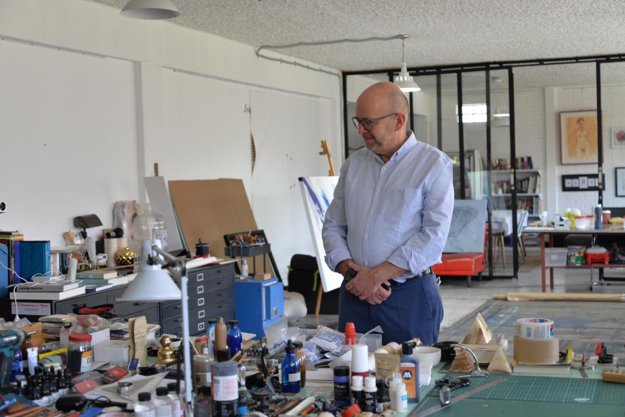 Embajador Thomas Peyker en su visita al taller de artistas creadores de "Trascendencia"