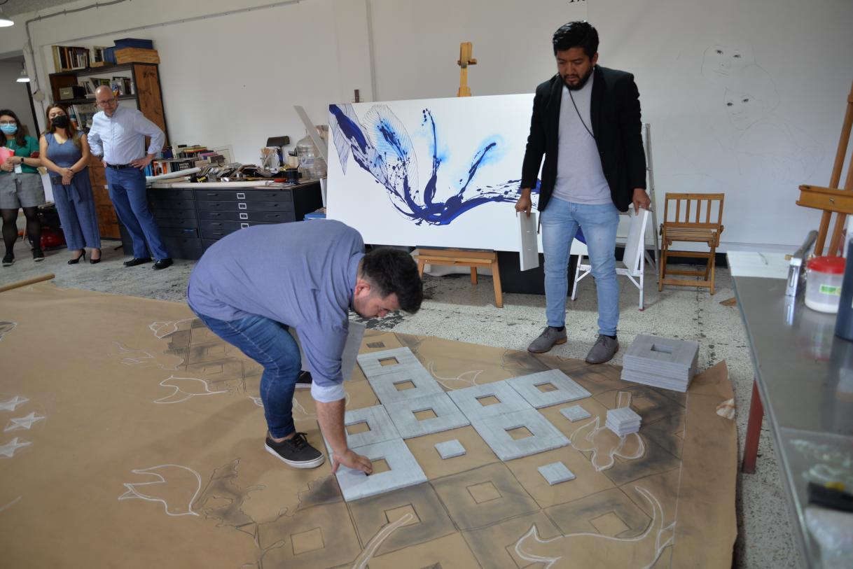 Walter Castillo y Mauro Yojcom, dos de los artistas creadores del mural conmemorativo