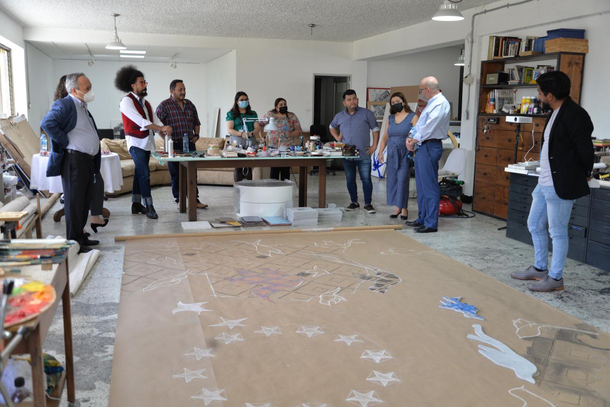 Visita UE y UP a taller de artistas del mural conmemorativo