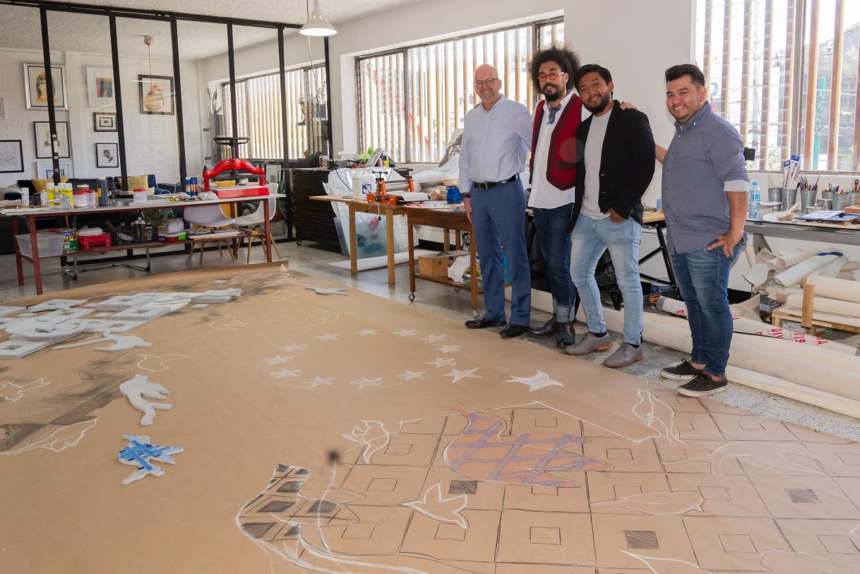 Visita Embajador UE al taller de artistas del Mural Conmemorativo