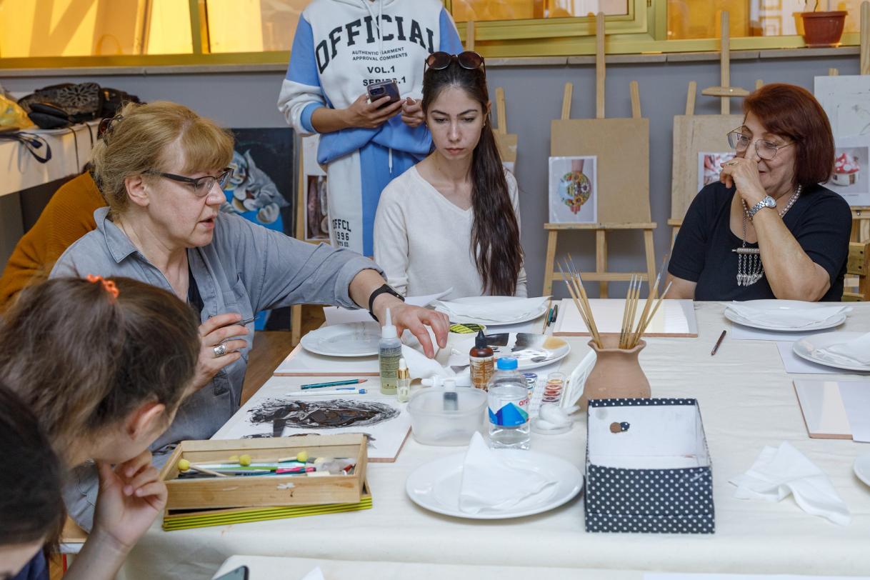 Ilona Romule at the painting on ceramics master class