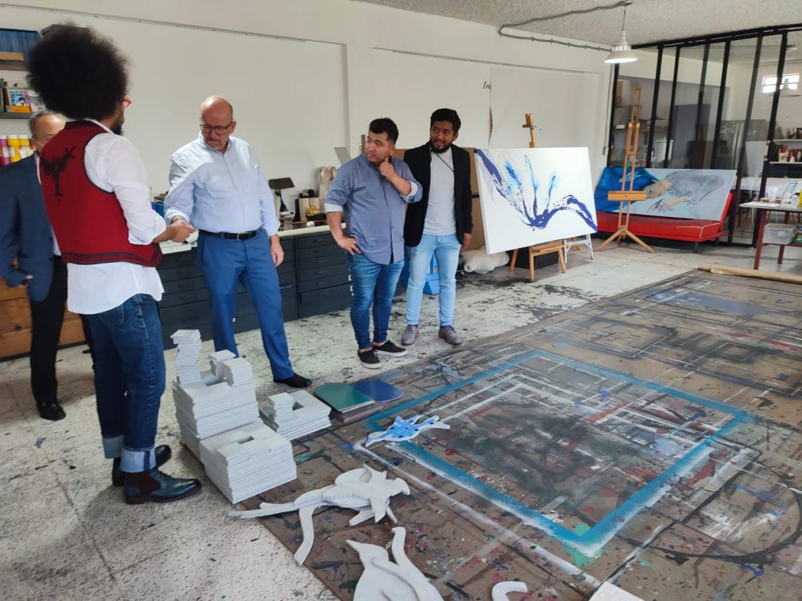 Visita UE y UP a taller de artistas del mural conmemorativo