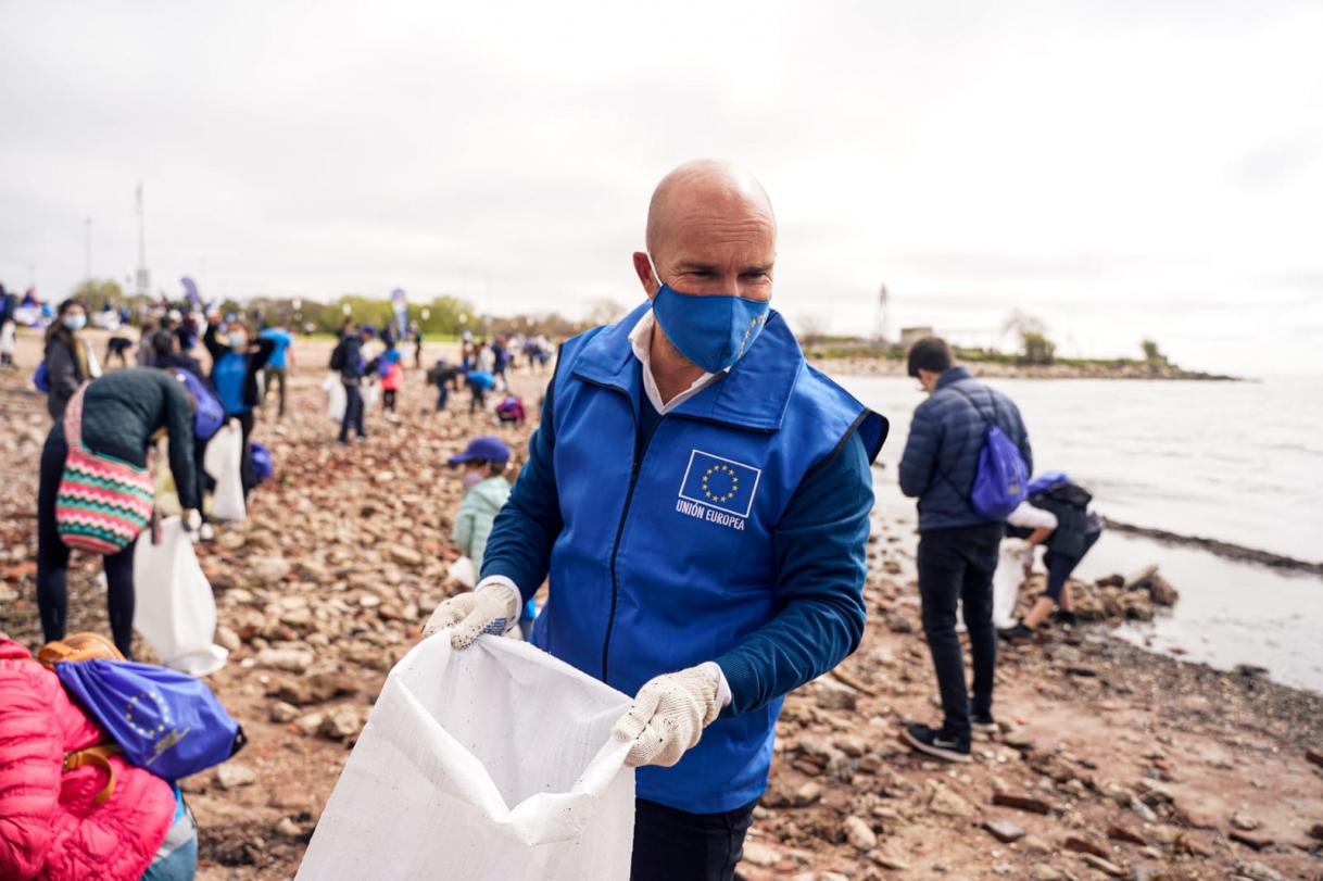 Cleaning day of the Río de La Plata