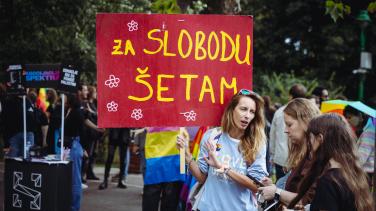 A person holding a sign: "For freedom I march"