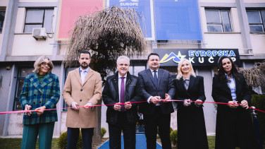 6 officials cutting ribbon in front of the new Europe House