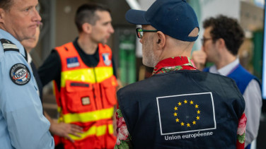 L'équipe de l'UE, présente lors de l'arrivée des équipements